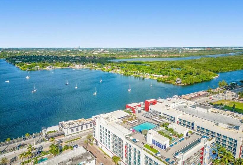 Общежитие Worth Traveling Rooftop Pool   Hollywood Beach   Gym