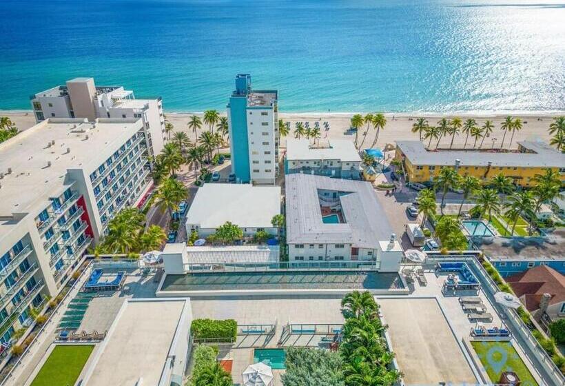 Общежитие Worth Traveling Rooftop Pool   Hollywood Beach   Gym