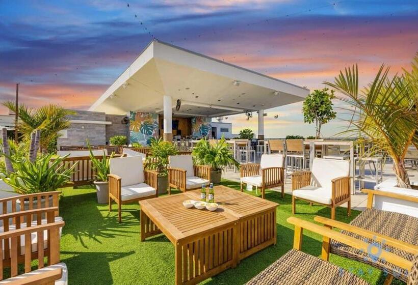 Общежитие Worth Traveling Rooftop Pool   Hollywood Beach   Gym