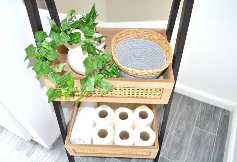 Beautiful Two Bed Apartment With Driveway Parking