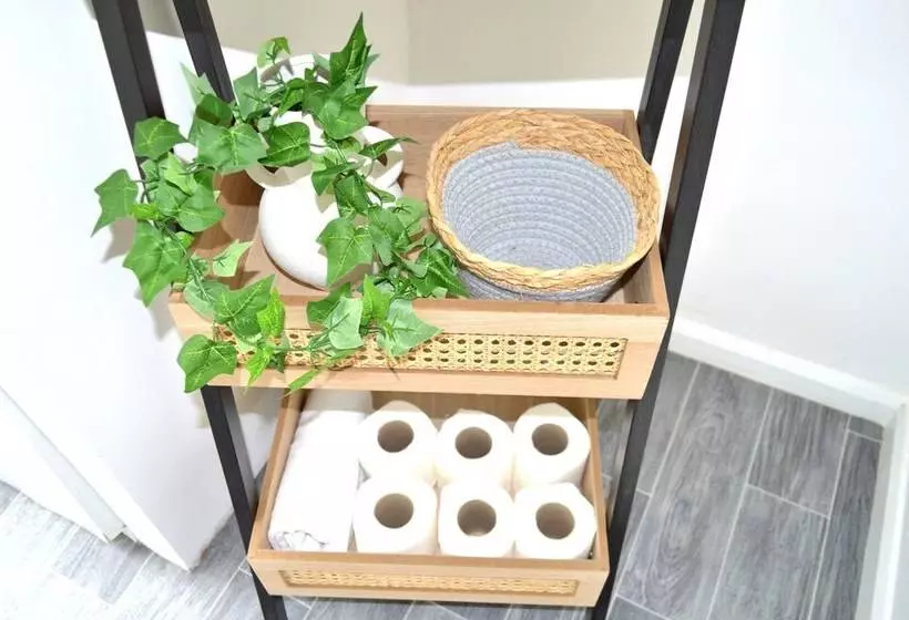 Beautiful Two Bed Apartment With Driveway Parking