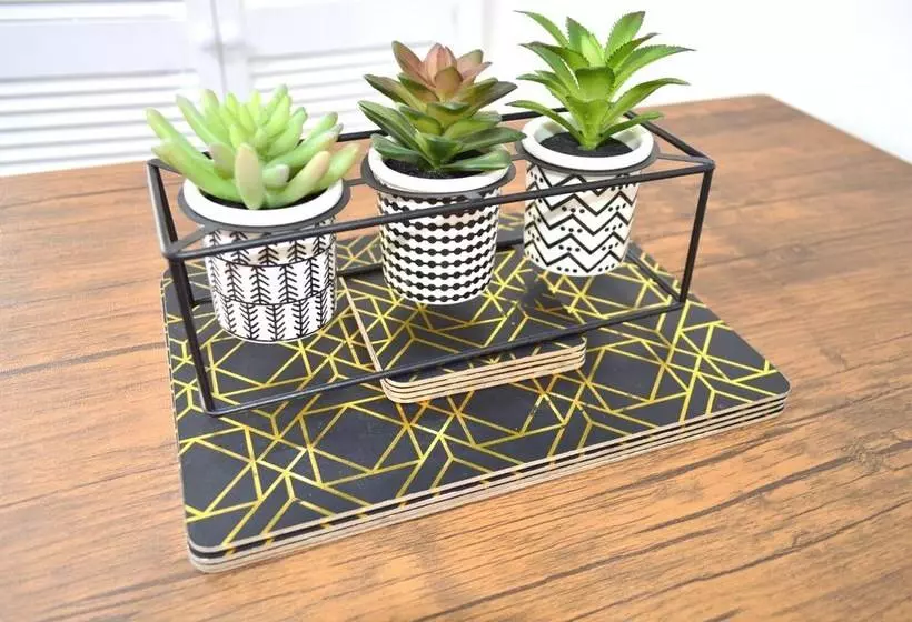 Beautiful Two Bed Apartment With Driveway Parking