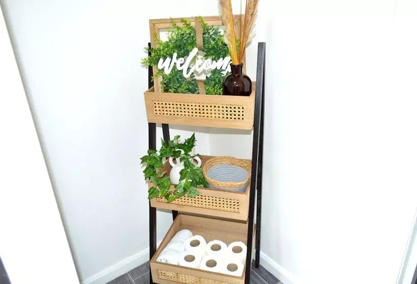 Beautiful Two Bed Apartment With Driveway Parking