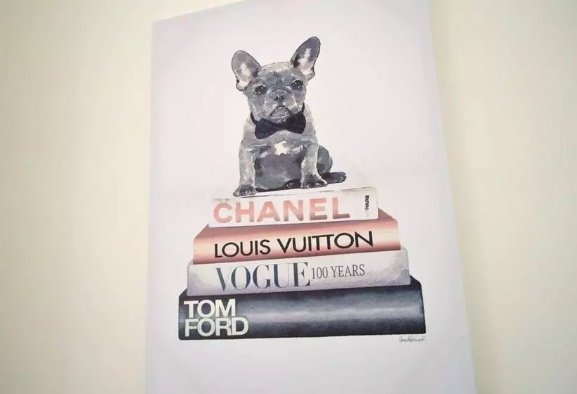 Beautiful Two Bed Apartment With Driveway Parking