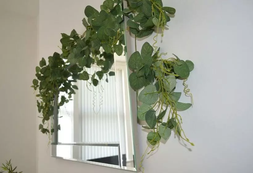 Beautiful Two Bed Apartment With Driveway Parking