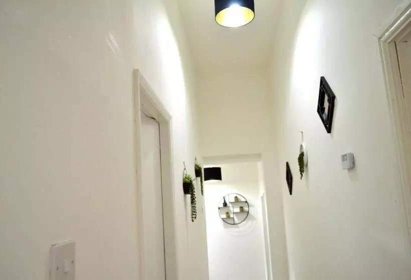 Beautiful Two Bed Apartment With Driveway Parking