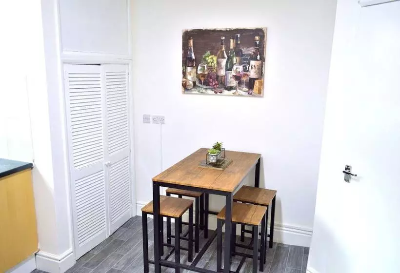 Beautiful Two Bed Apartment With Driveway Parking