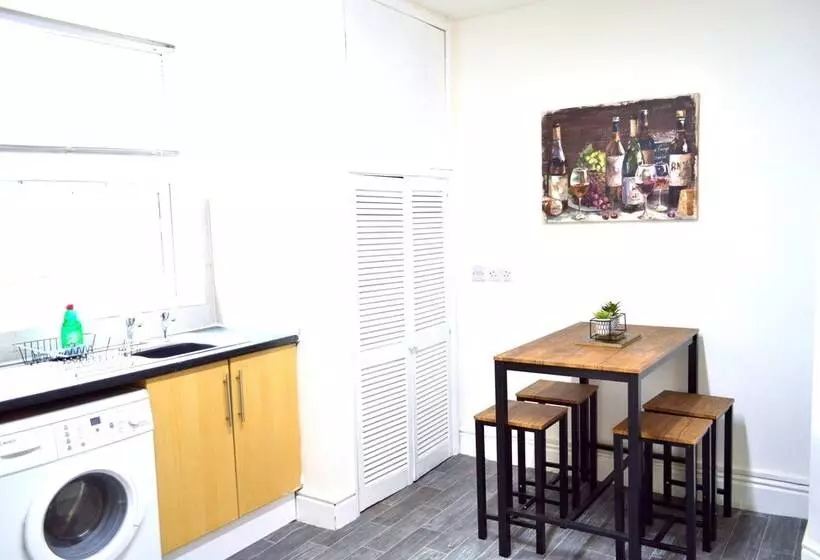 Beautiful Two Bed Apartment With Driveway Parking