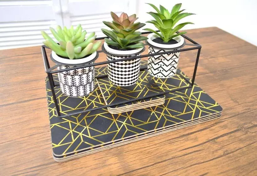 Beautiful Two Bed Apartment With Driveway Parking