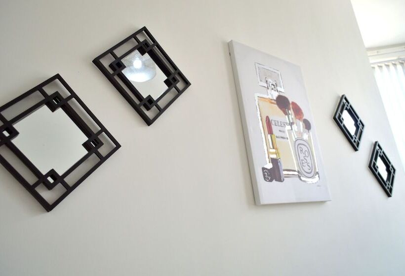 Beautiful Two Bed Apartment With Driveway Parking