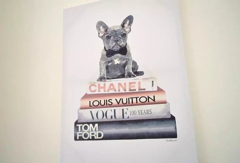 Beautiful Two Bed Apartment With Driveway Parking