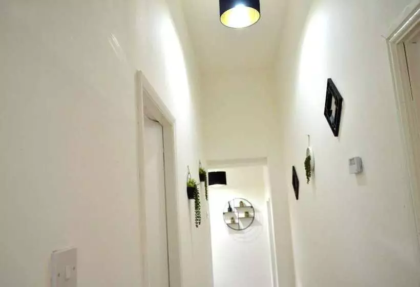 Beautiful Two Bed Apartment With Driveway Parking