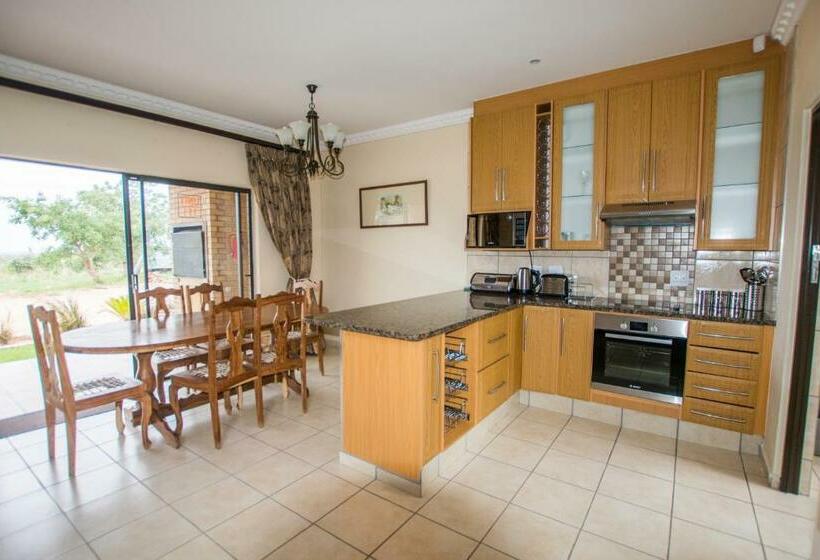 Отель Hoyohoyo Acorns Lodge