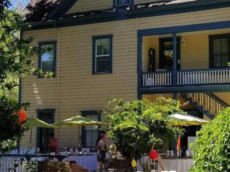 Общежитие American River Inn