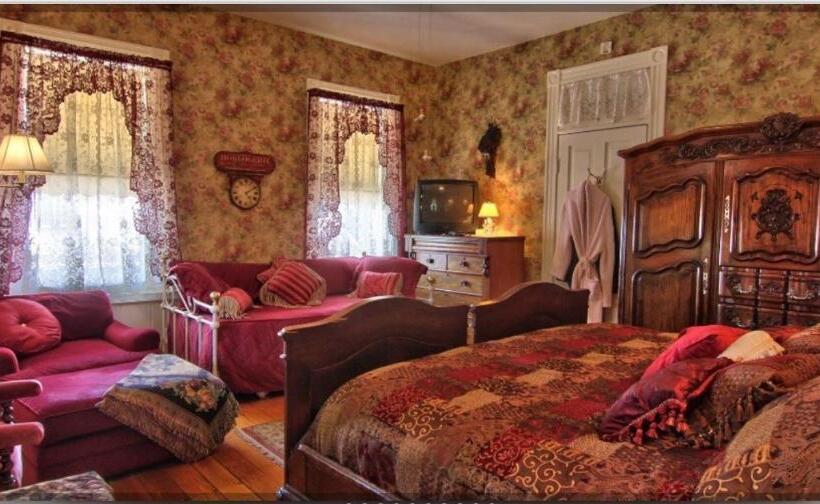 Общежитие American River Inn