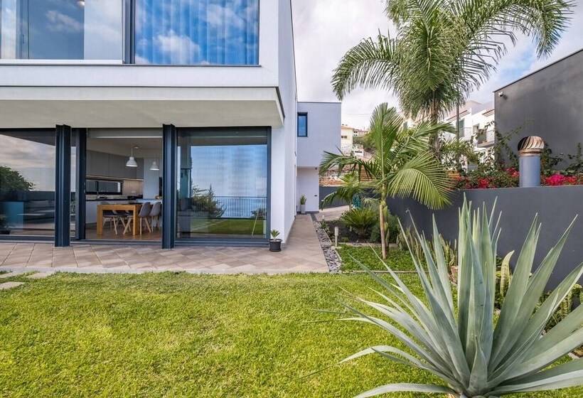 Cristiano Ronaldo Airport View