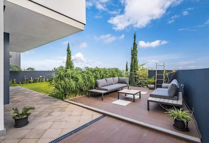 Cristiano Ronaldo Airport View