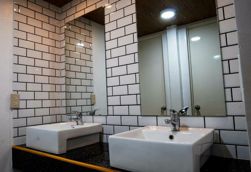 هاستل B&b Backpackers