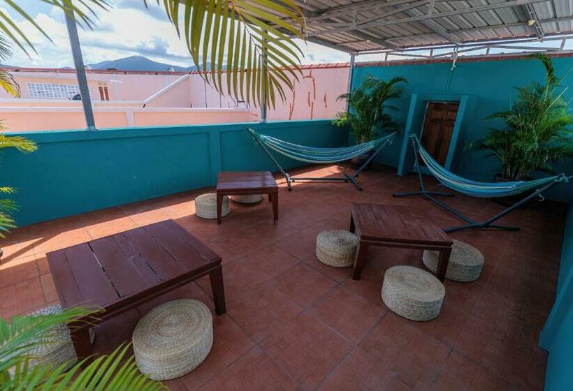 هاستل House Of Happiness