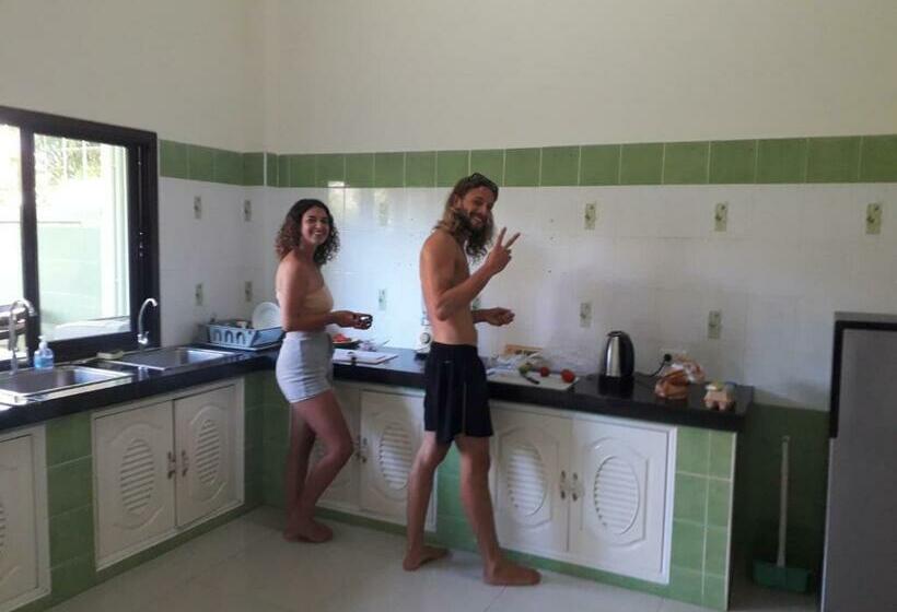 هاستل House Of Happiness