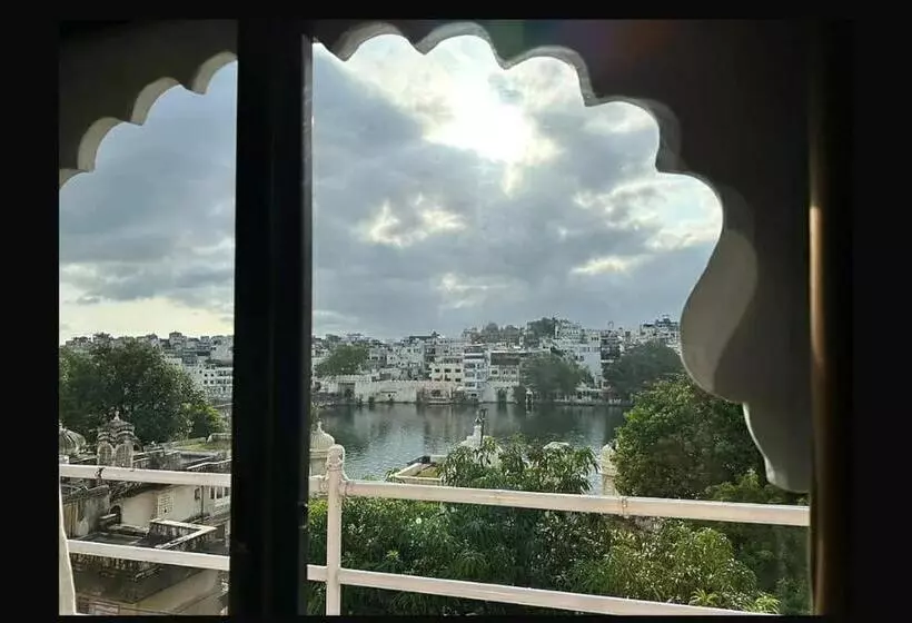 Pension  Shiv Palace