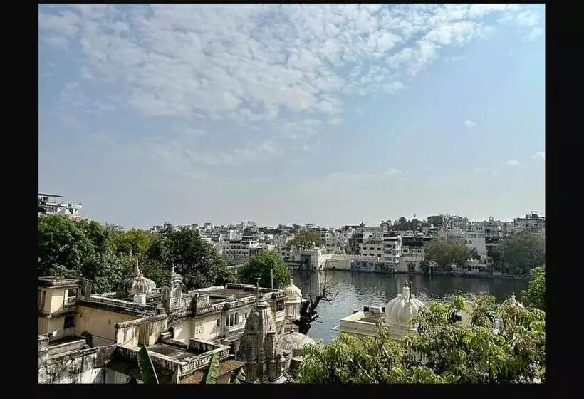 Pension  Shiv Palace