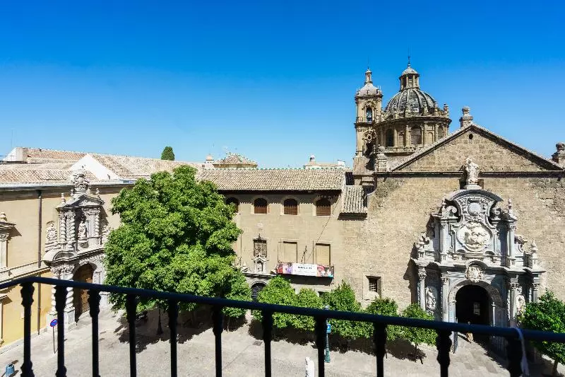 Hôtel (catégorie 1/2 *) La Perla Granada Suites