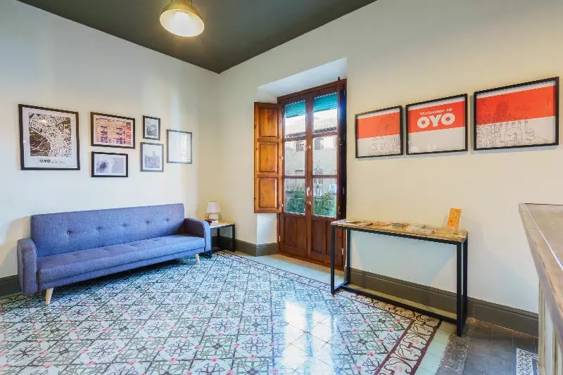 Hôtel (catégorie 1/2 *) La Perla Granada Suites