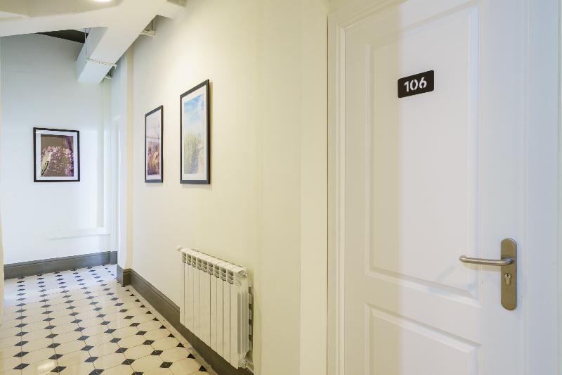 مسافرخانه La Perla Granada Suites