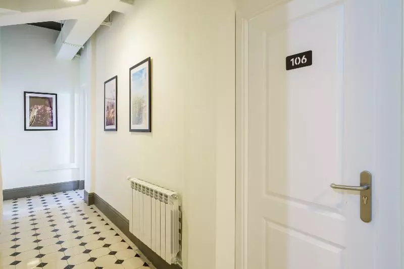 Hôtel (catégorie 1/2 *) La Perla Granada Suites