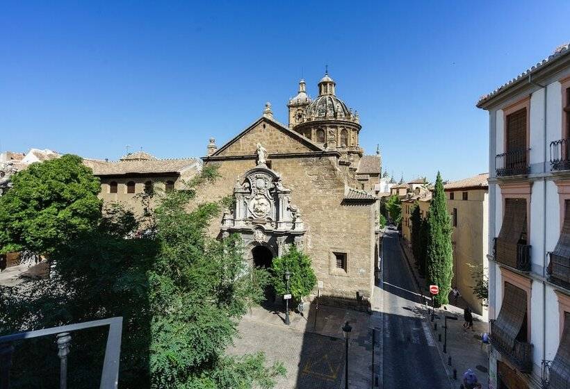 مسافرخانه La Perla Granada Suites