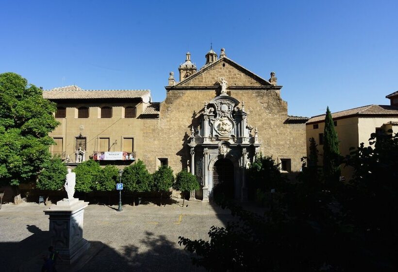 مسافرخانه La Perla Granada Suites