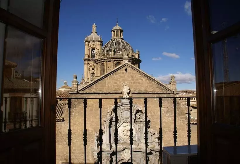 Hôtel (catégorie 1/2 *) La Perla Granada Suites