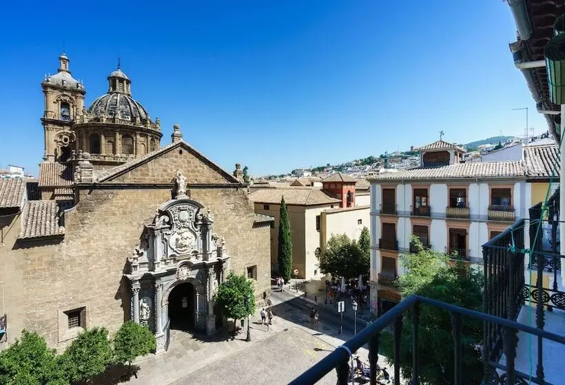 Hôtel (catégorie 1/2 *) La Perla Granada Suites