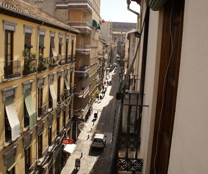 مسافرخانه La Perla Granada Suites