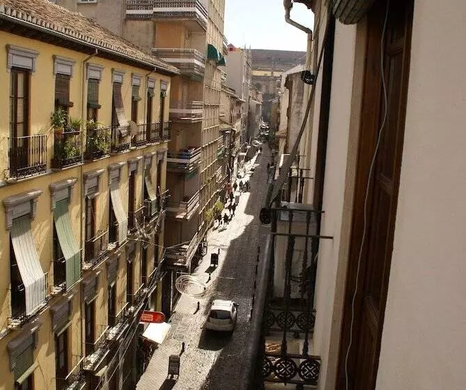 Hôtel (catégorie 1/2 *) La Perla Granada Suites