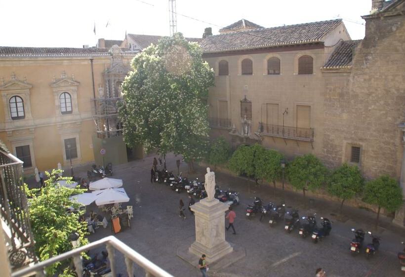 مسافرخانه La Perla Granada Suites