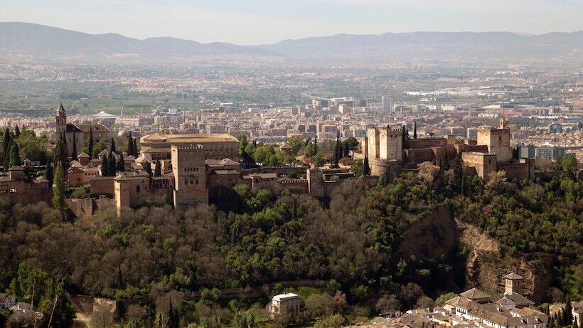 مسافرخانه La Perla Granada Suites