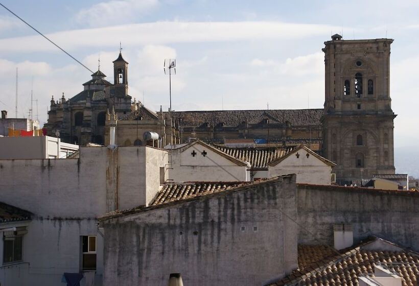 مسافرخانه La Perla Granada Suites