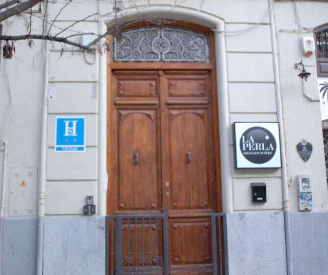 مسافرخانه La Perla Granada Suites