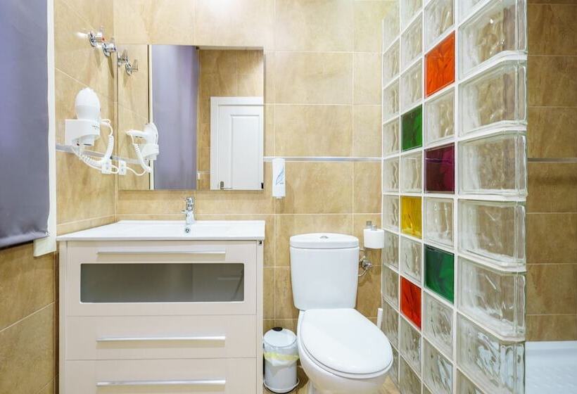 مسافرخانه La Perla Granada Suites