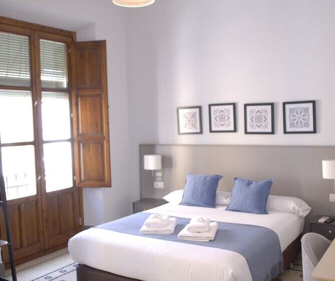 مسافرخانه La Perla Granada Suites