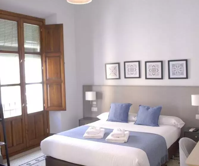 Hôtel (catégorie 1/2 *) La Perla Granada Suites