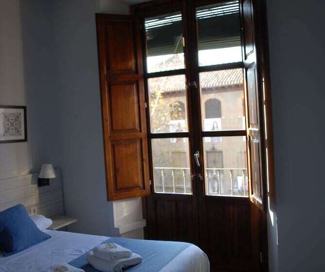 مسافرخانه La Perla Granada Suites