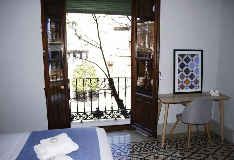 Hôtel (catégorie 1/2 *) La Perla Granada Suites