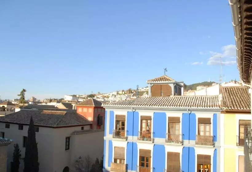 Hôtel (catégorie 1/2 *) La Perla Granada Suites