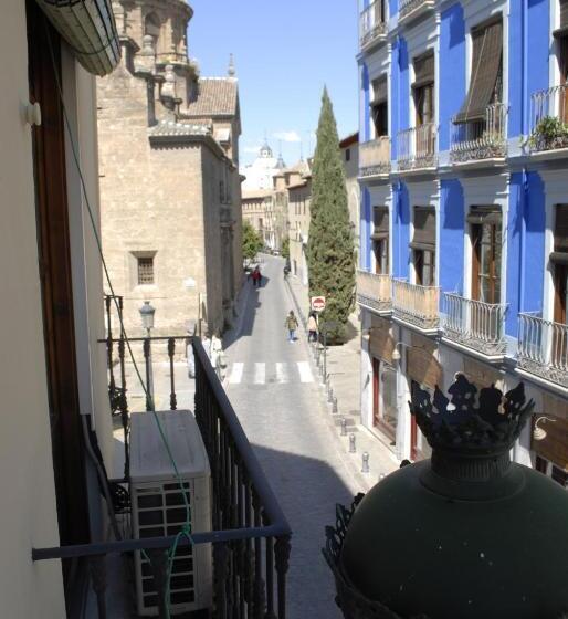 مسافرخانه La Perla Granada Suites