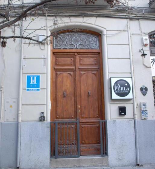 مسافرخانه La Perla Granada Suites