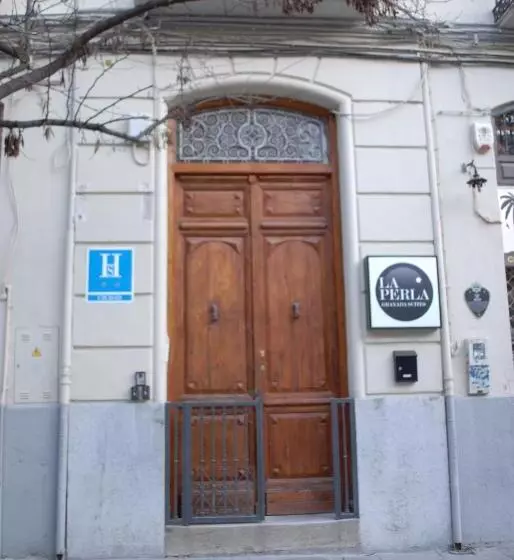 Hôtel (catégorie 1/2 *) La Perla Granada Suites