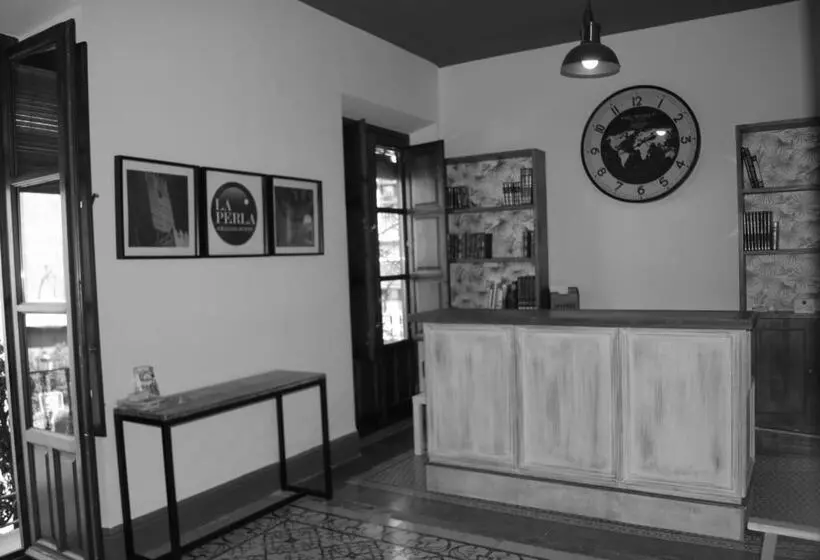 Hôtel (catégorie 1/2 *) La Perla Granada Suites